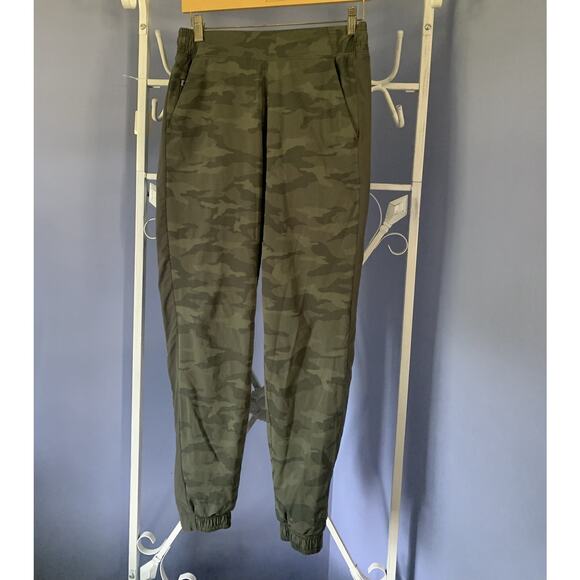 Athleta Women's Dark Green Camo Polyester Brooklyn Lined Jogger Pants 4 - Picture 1 of 5